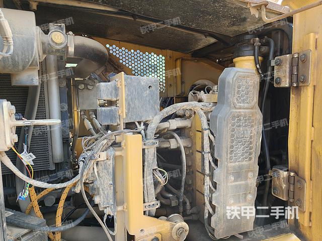 液壓泵艙室正面整體（整機(jī)外觀）