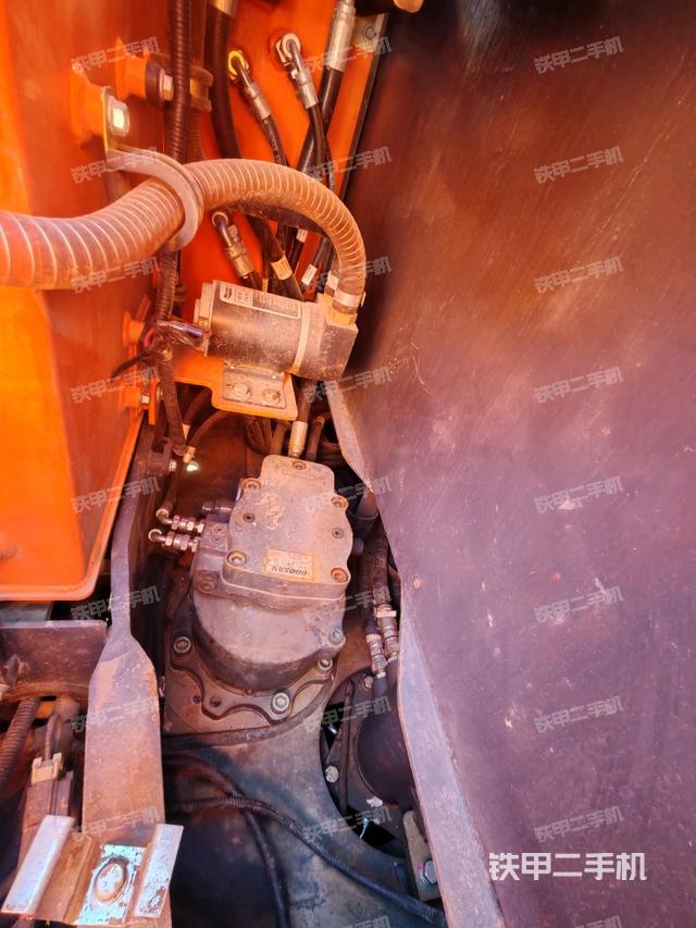 回转马达和主控阀（整机外观）