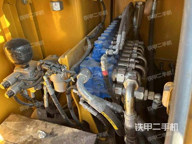 回转马达和主控阀（整机外观）