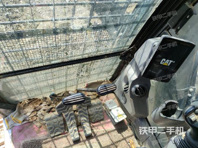 行走控制手柄和踏板?俯拍（駕駛室部分）