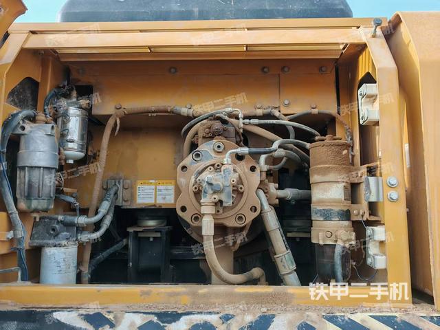 液压泵舱室正面整体（整机外观）