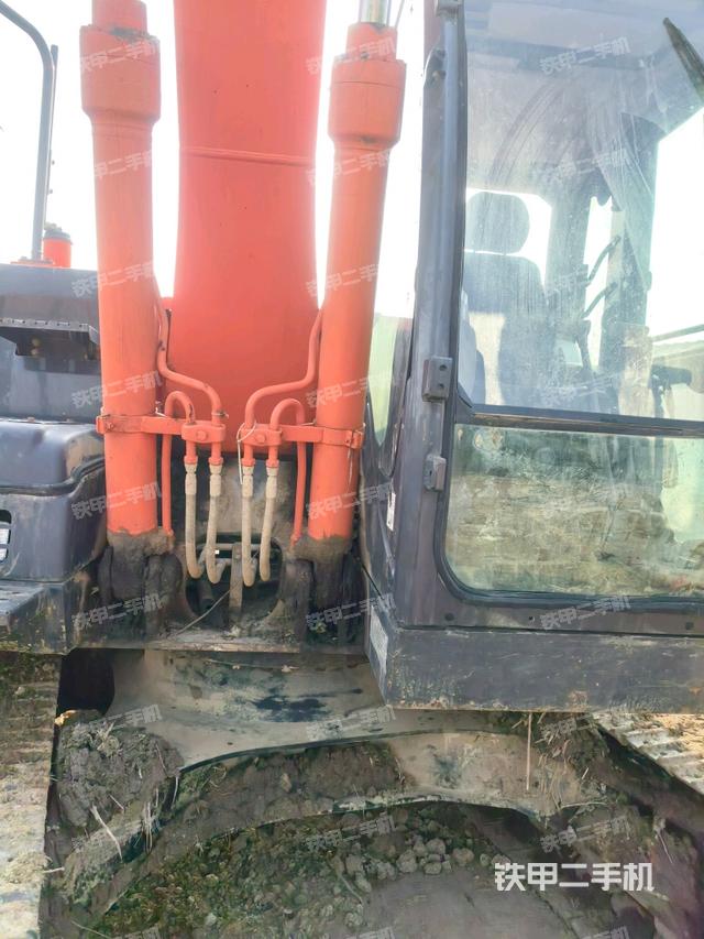 大臂油缸整体 竖拍（工作和回转装置）