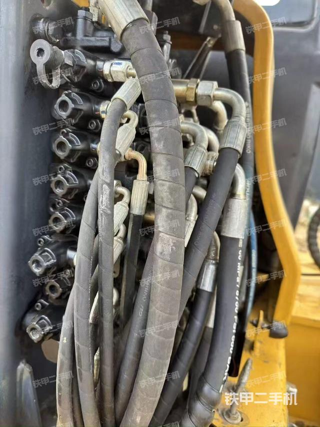 回轉(zhuǎn)馬達(dá)和主控閥（整機(jī)外觀）