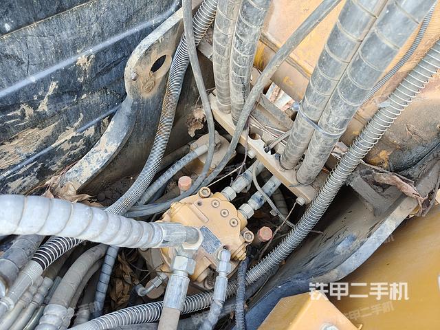 回转马达和主控阀（整机外观）