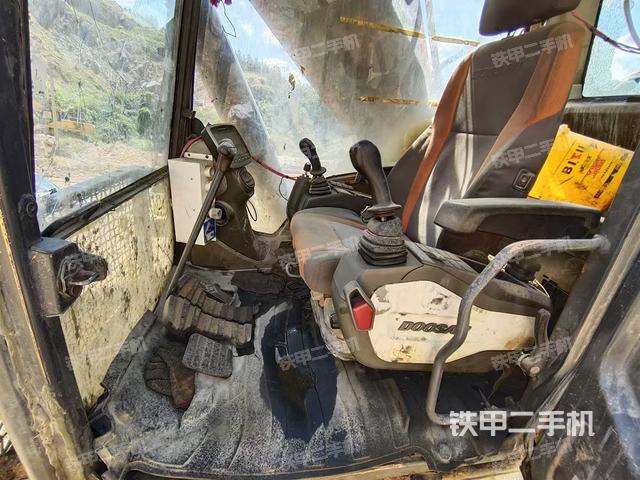 座椅左側(cè)控制臺/音響/含左手柄（駕駛室部分）