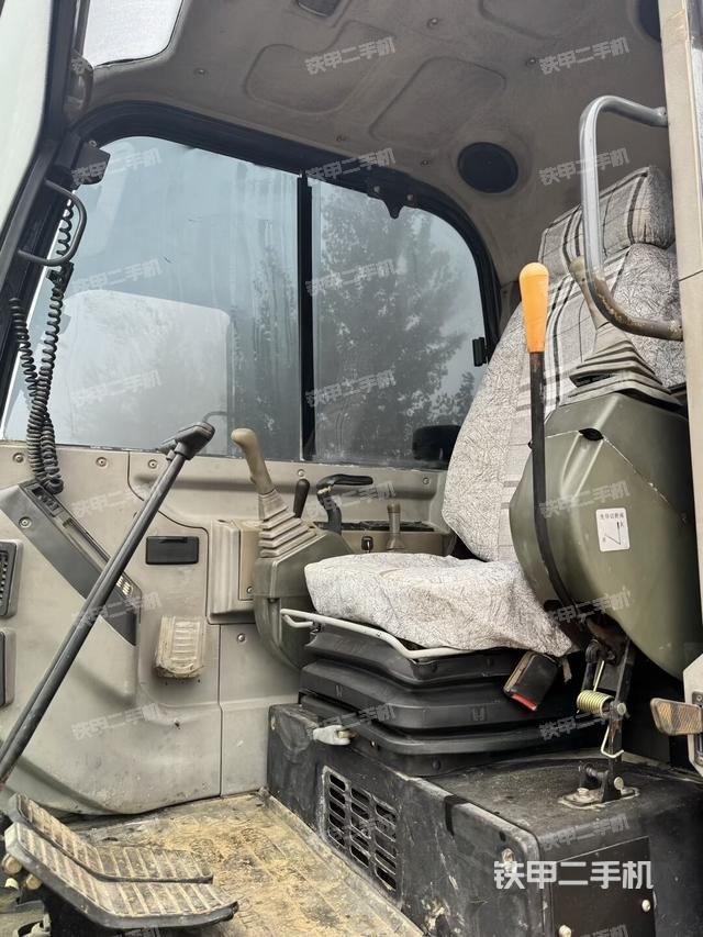 驾驶室顶部（整机外观）