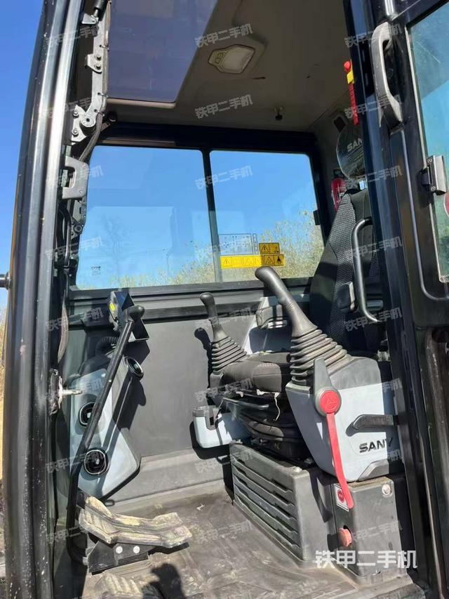 驾驶室顶部（整机外观）