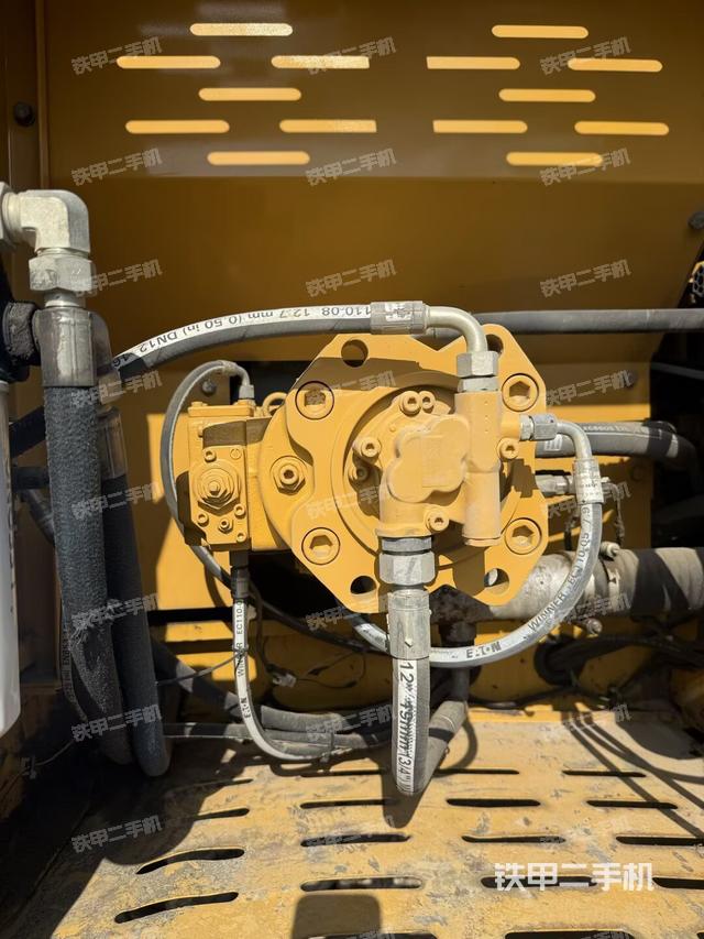 液压泵舱室正面整体（整机外观）