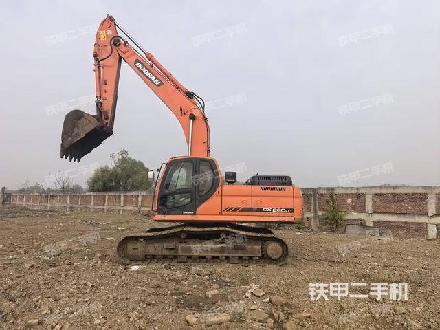 斗山DX260LC挖掘机