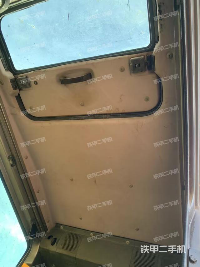 驾驶室顶部（整机外观）