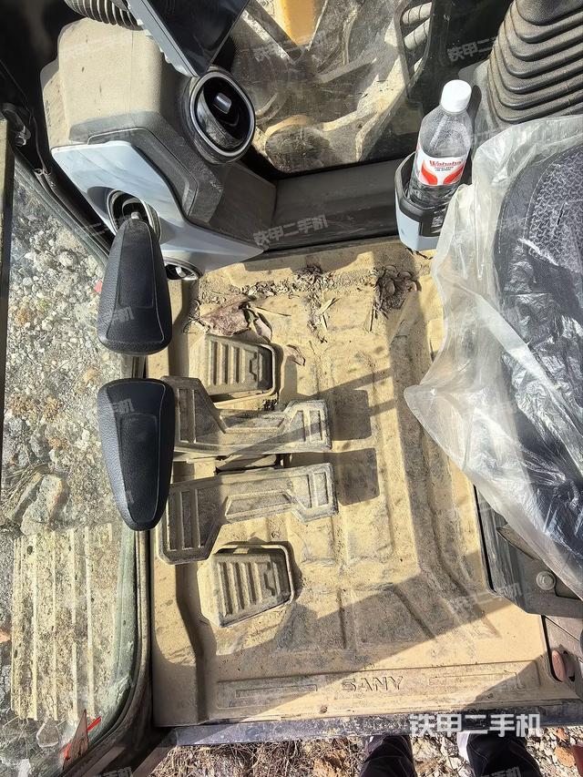 行走控制手柄和踏板 俯拍（驾驶室部分）