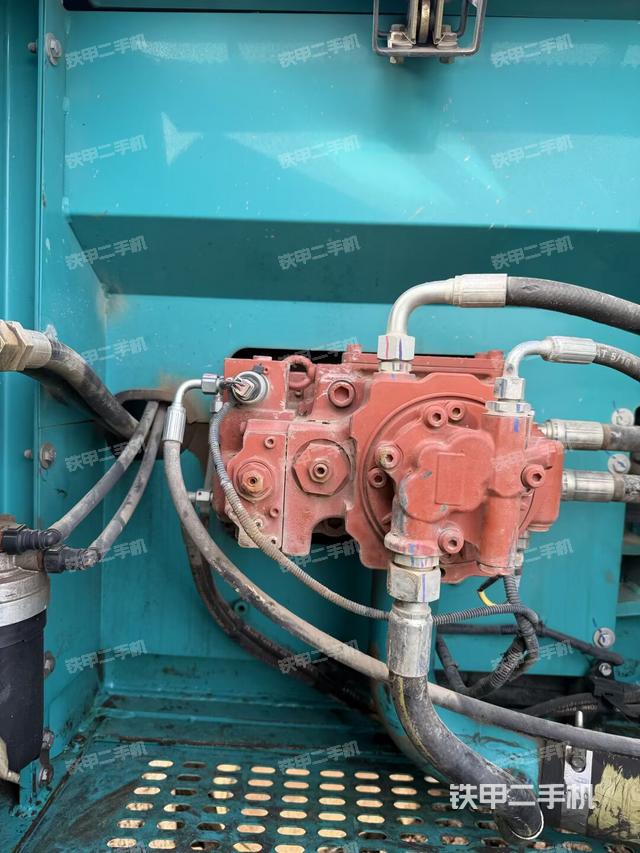 液压泵舱室正面整体（整机外观）