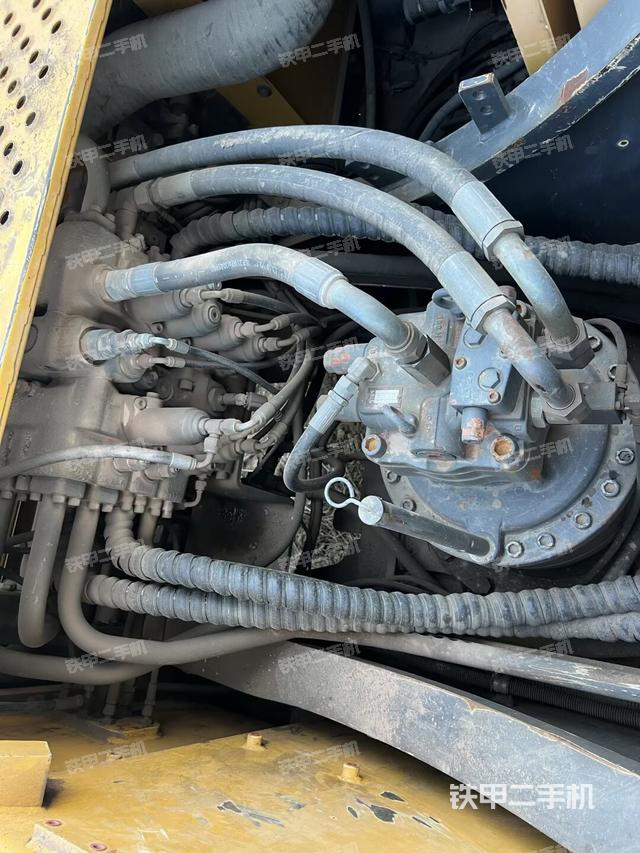 回轉(zhuǎn)馬達(dá)和主控閥（整機(jī)外觀）