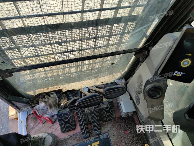 行走控制手柄和踏板 俯拍（驾驶室部分）