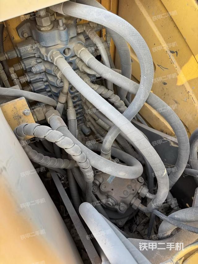 回转马达和主控阀（整机外观）