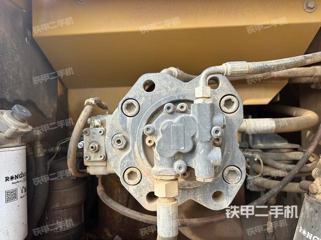 液压泵舱室正面整体（整机外观）