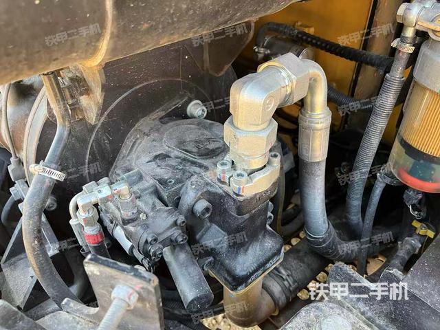 液压泵舱室正面整体（整机外观）