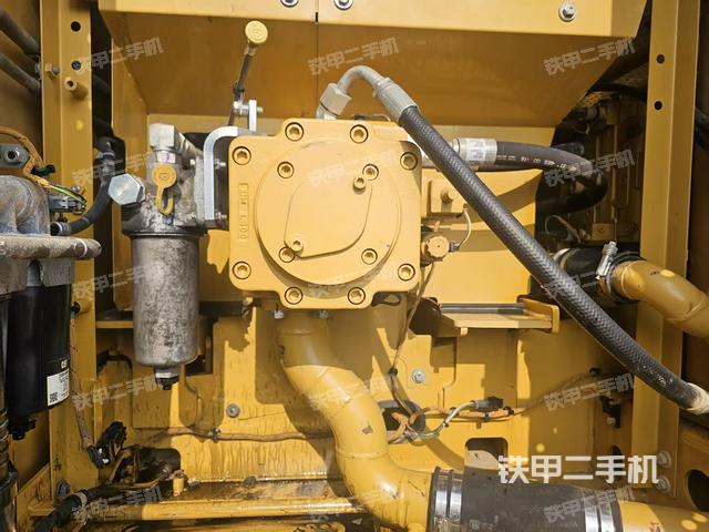 液压泵舱室正面整体（整机外观）