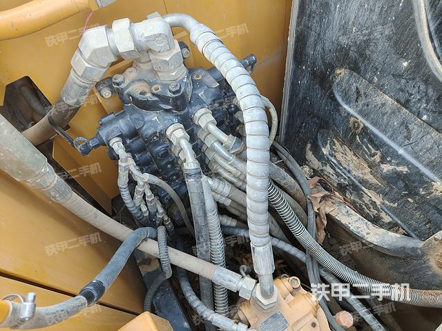 液压泵舱室正面整体（整机外观）