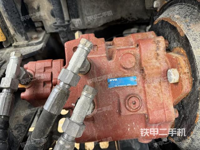 液压泵舱室正面整体（整机外观）