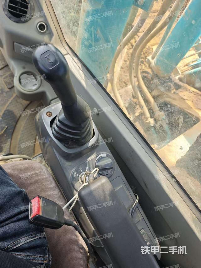 行走控制手柄和踏板 俯拍（驾驶室部分）
