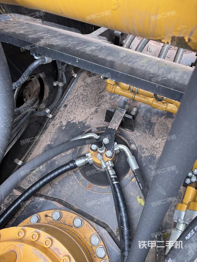 中央回轉(zhuǎn)接頭特寫（上車部件）