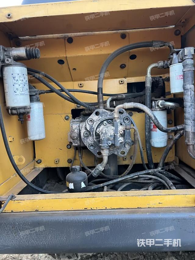 液压泵舱室正面整体（整机外观）