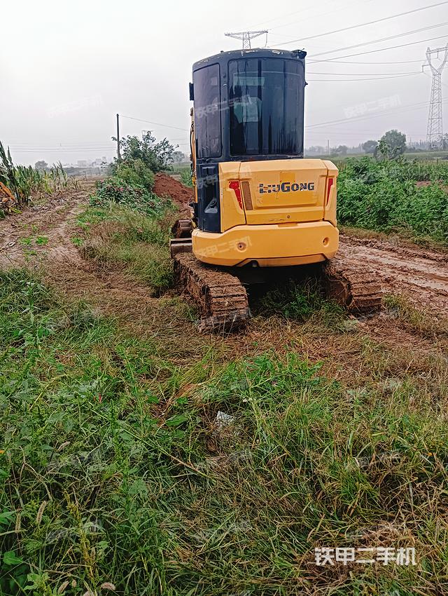 液压泵舱室正面整体（整机外观）