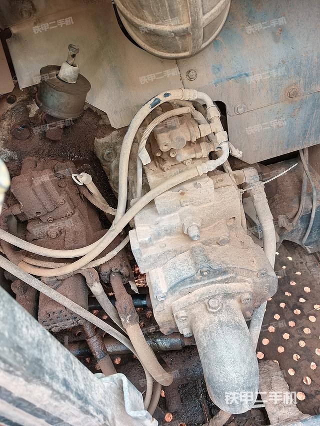 液压泵舱室正面整体（整机外观）