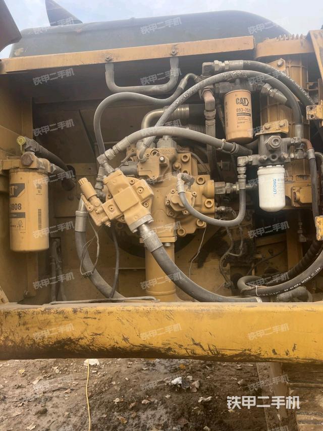 液压泵舱室正面整体（整机外观）