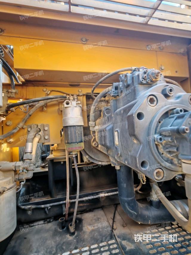 液压泵舱室正面整体（整机外观）