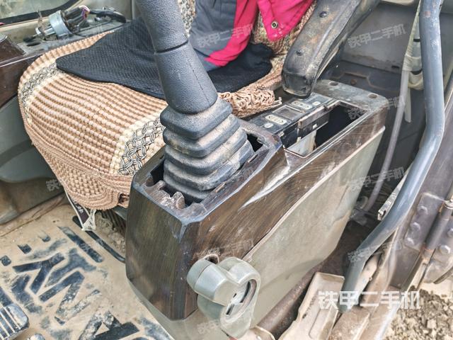 座椅左侧控制台/音响/含左手柄（驾驶室部分）