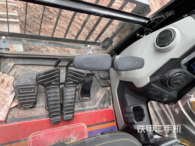 行走控制手柄和踏板?俯拍（駕駛室部分）