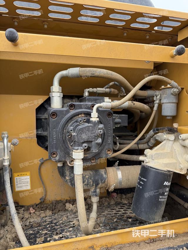 液压泵舱室正面整体（整机外观）