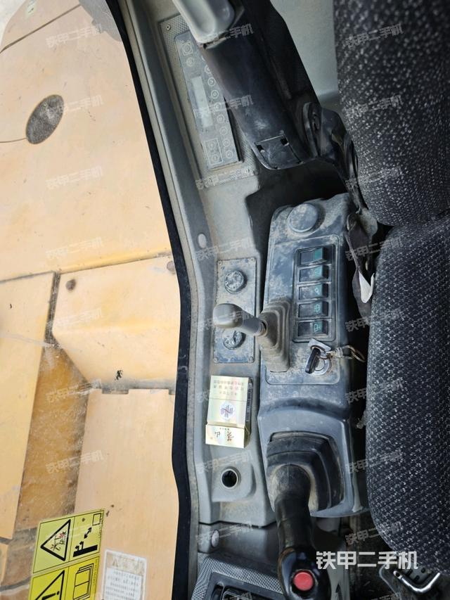 座椅右侧控制台/钥匙门/油门/含右手柄（驾驶室部分）