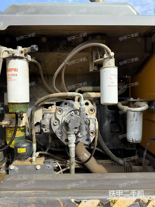 液壓泵艙室正面整體（整機(jī)外觀）