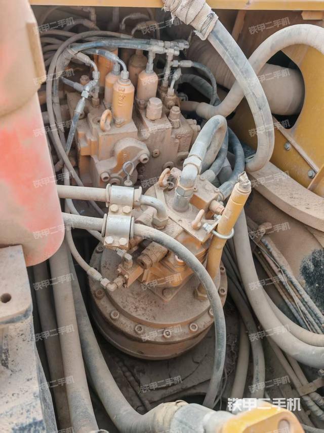 回转马达和主控阀（整机外观）