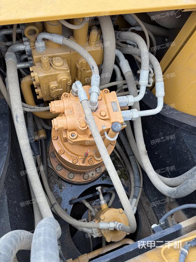 回转马达和主控阀（整机外观）