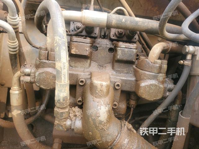 液压泵舱室正面整体（整机外观）