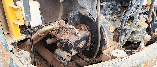 液压泵舱室正面整体（整机外观）