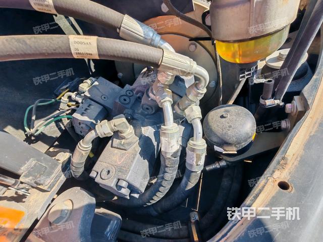 液压泵舱室正面整体（整机外观）