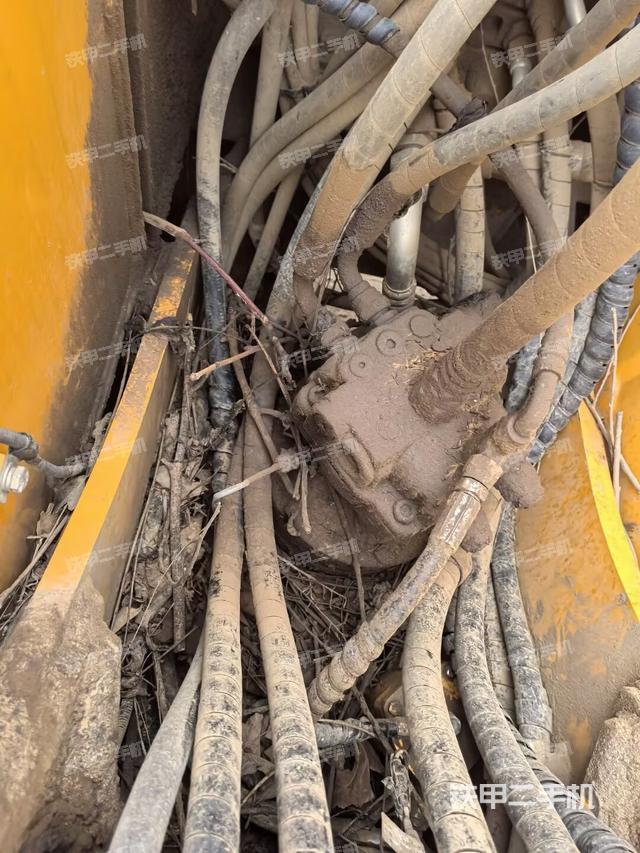 回转马达和主控阀（整机外观）