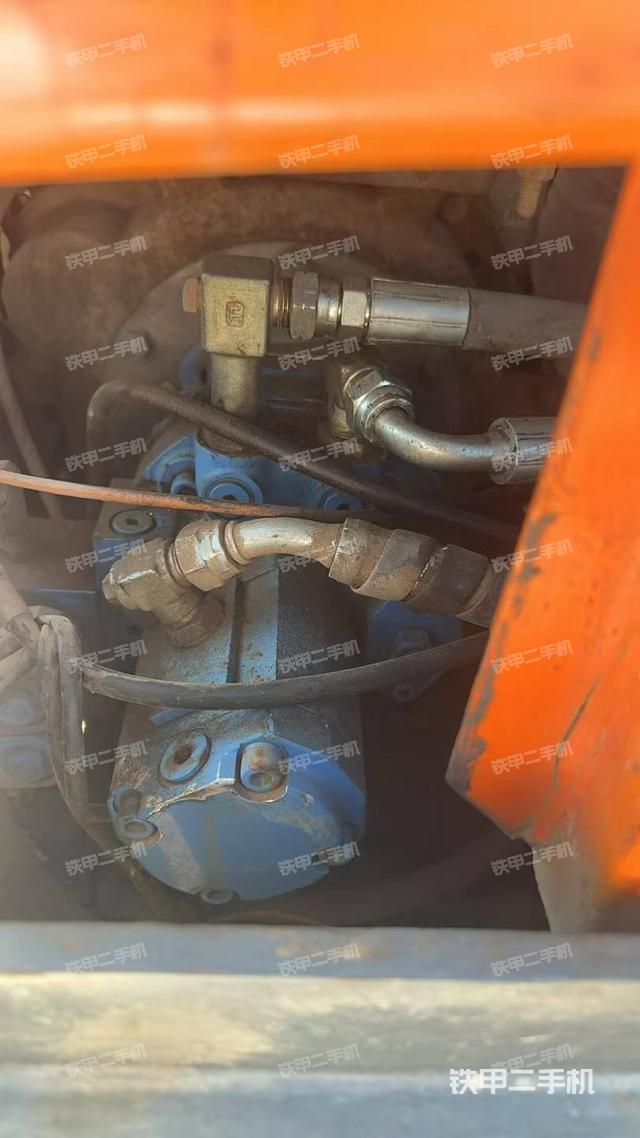 液压泵舱室正面整体（整机外观）