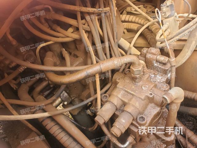 回转马达和主控阀（整机外观）