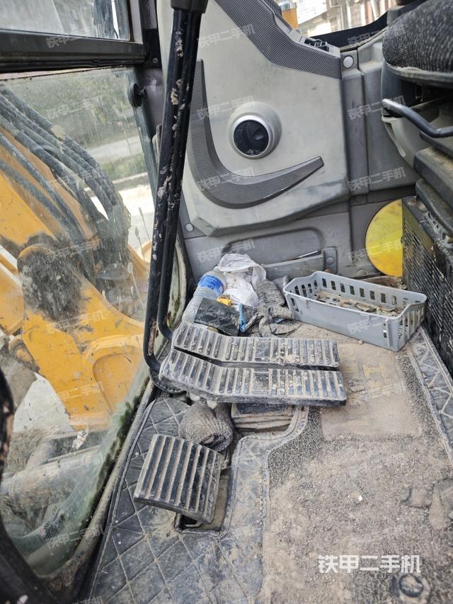 行走控制手柄和踏板 俯拍（驾驶室部分）