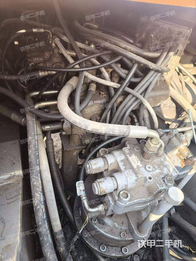 回轉(zhuǎn)馬達(dá)和主控閥（整機(jī)外觀）