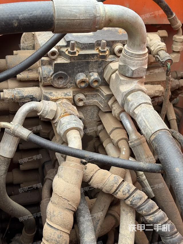 回转马达和主控阀（整机外观）