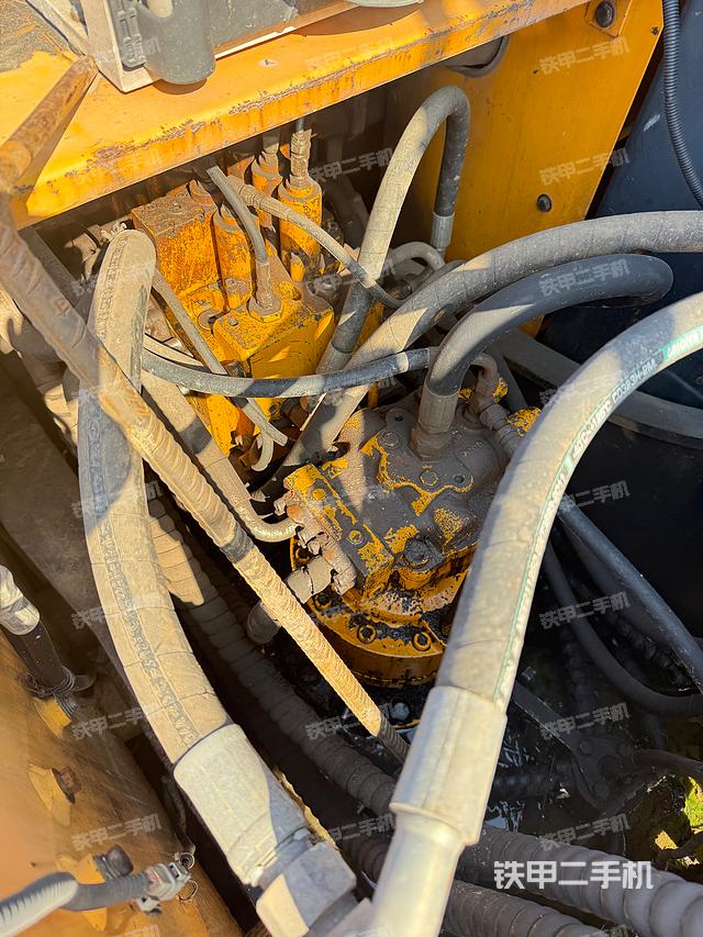 回轉(zhuǎn)馬達(dá)和主控閥（整機(jī)外觀）