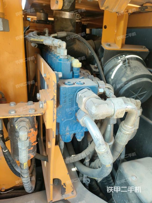 回转马达和主控阀（整机外观）