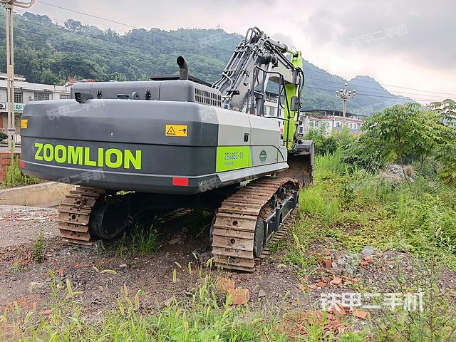 液压泵舱室正面整体（整机外观）